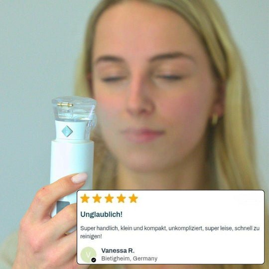 Frau inhaliert mit dem OxygenOne Taschenvernebler Sole