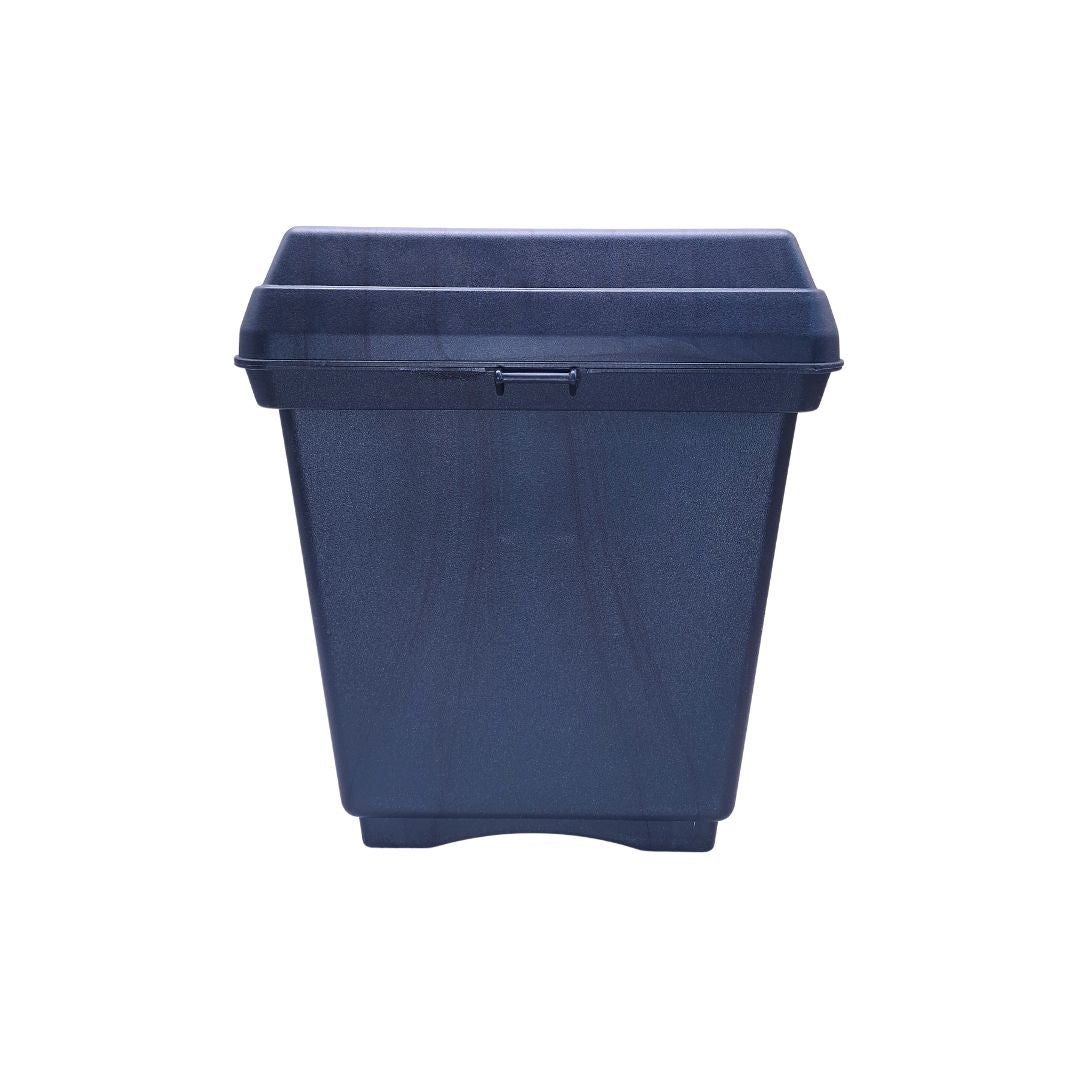 Seitenansicht der EquiBuddy Transportkiste, zeigt das Profil und den Tragegriff der Aufbewahrungsbox.