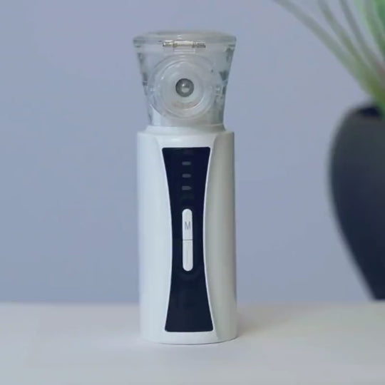 Produktvideo zum OxygenOne Taschenvernebler - Abnehmen der Vernebler-Membran zum Nachfüllen von Sole