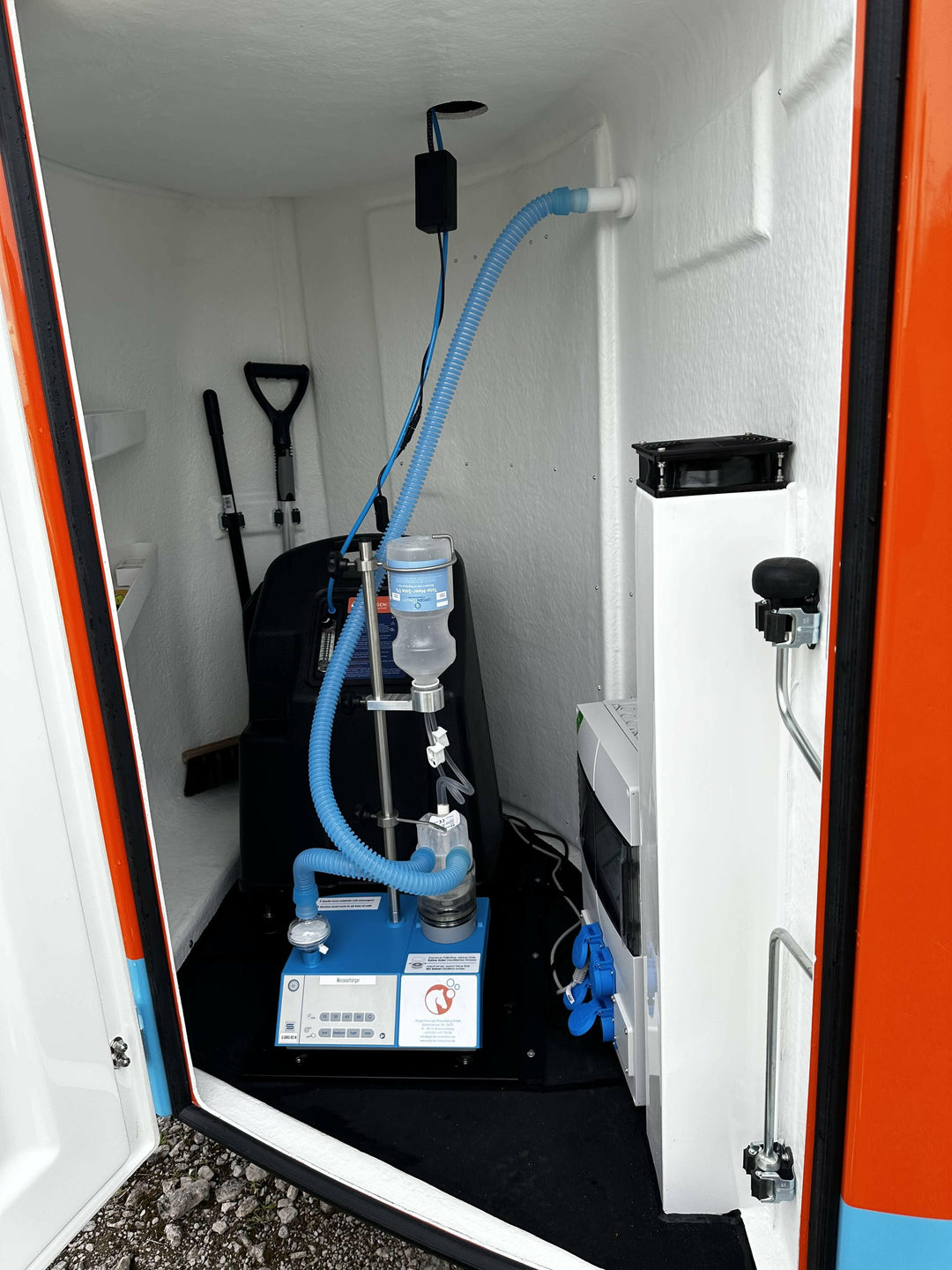 Abbildung vom Inhalationsanhänger Careliner - Innenansicht mit OXYGEN Ultraschallvernebler