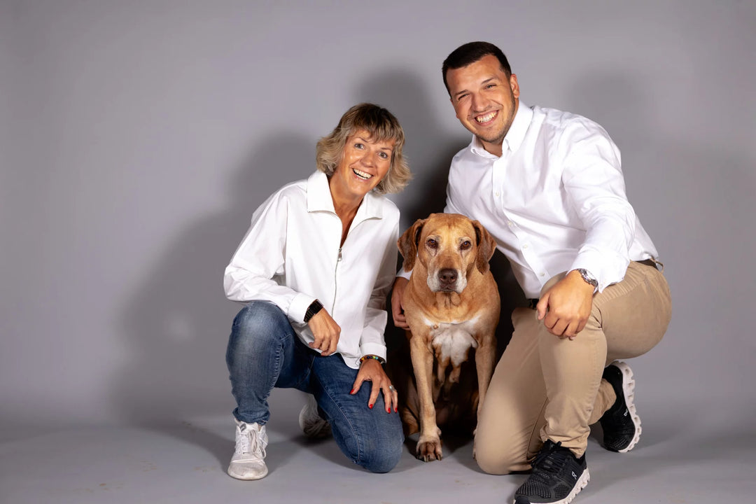 Claudia und Robin Klauenberg mit ihrem Hund